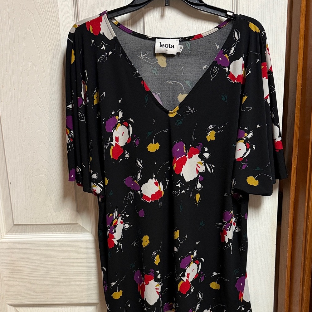 Leota Women's Floral V-Neck Blouse - Black and Purple